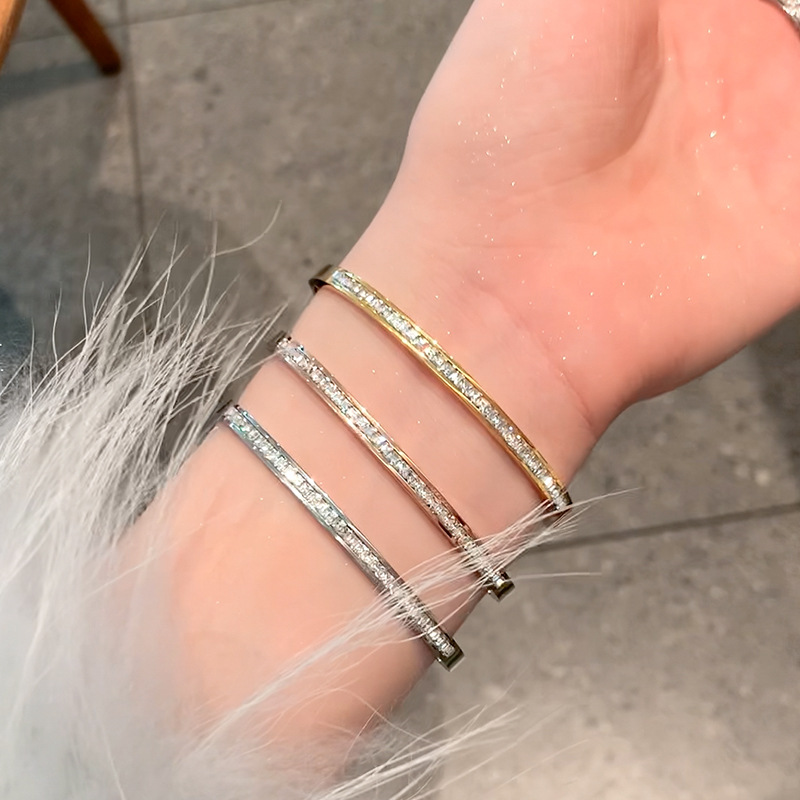 Wholesale baby's breath bracelet, titanium steel bracelet, popular stainless steel bracelet, women's hand accessories, high-end full diamond bracelet