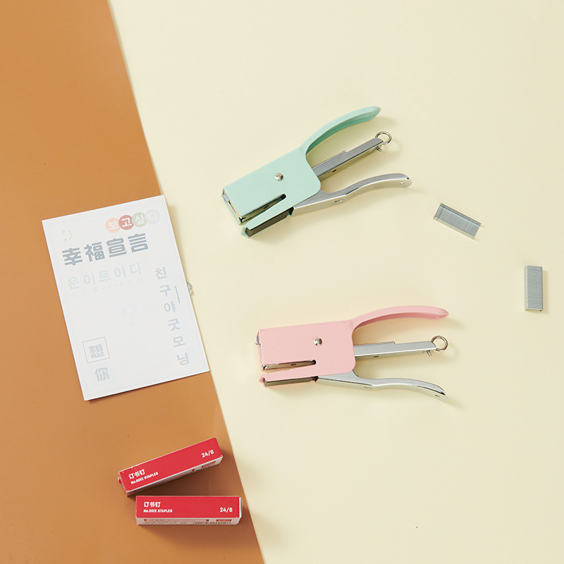 手握式订书机外卖打包钳式订书器办公文件装订马卡龙12号针钉书器