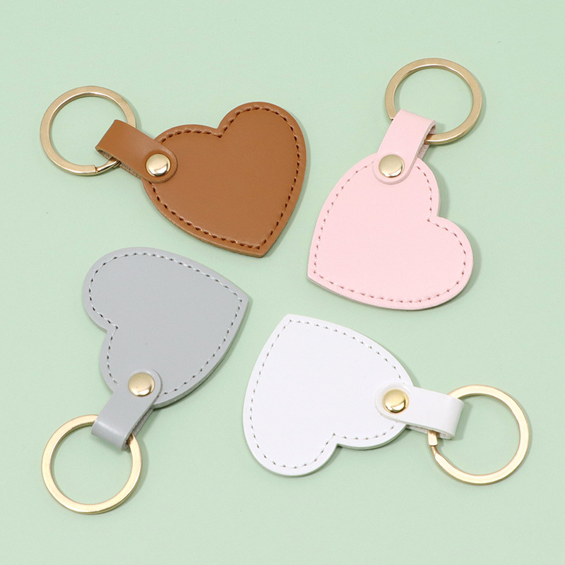 Fashionable heart-shaped leather keychain love metal car key ring pendant small fresh key chain decorative accessories