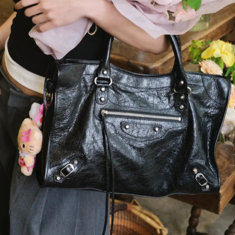 High-end hot girl punk biker bag large capacity tote shoulder crossbody portable fashionable simple Parisian women's bag