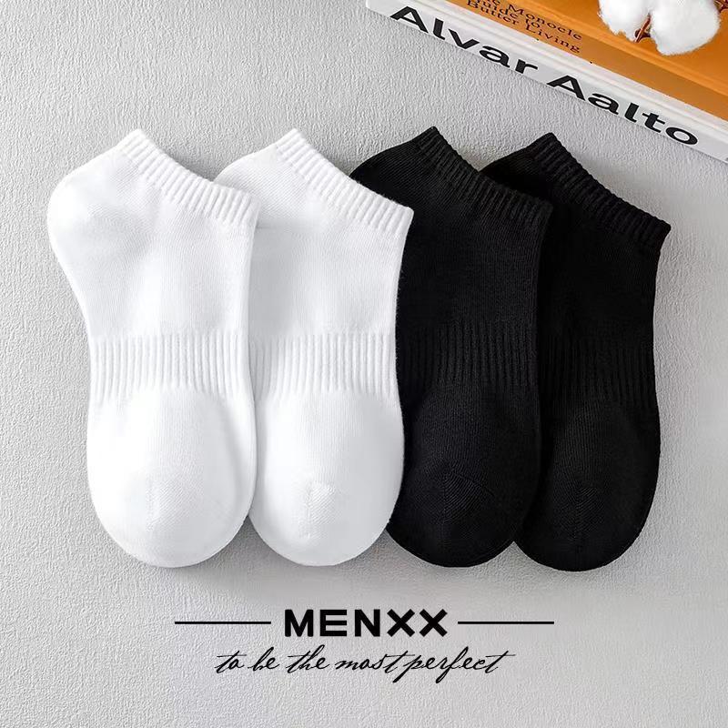 Versatile solid color minimalist black and white socks for men spring and autumn shallow mouth low-cut short-tube sports socks boat socks wholesale