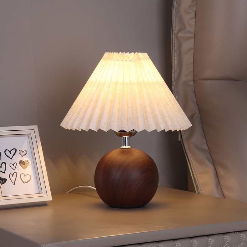 Pleated table lamp ins Nordic ceramic bedroom bedside lamp warm romantic simple ins style girly heart high-end retro