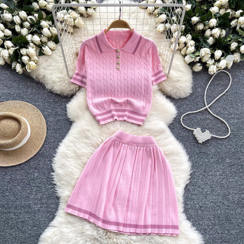 Summer new versatile sweater two-piece suit for women, retro contrasting short-sleeved top + high-waisted pleated skirt