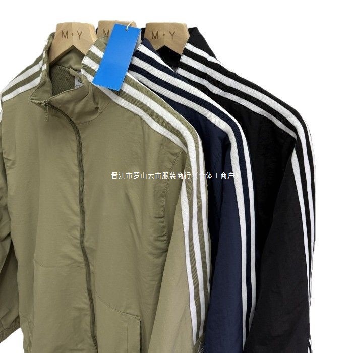 Classic three-stripe sports windbreaker for men and women, clover embroidered stand-up collar jacket, spring and autumn 41390