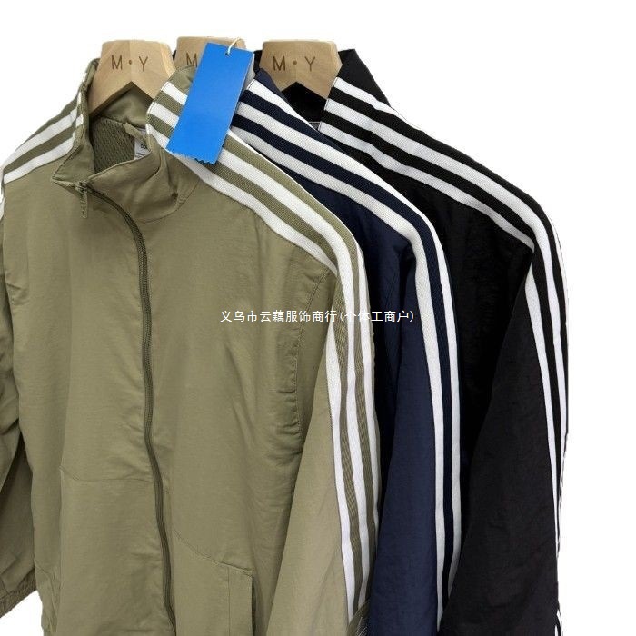 Classic three-stripe sports windbreaker for men and women, clover embroidered stand-up collar jacket, spring and autumn 41390