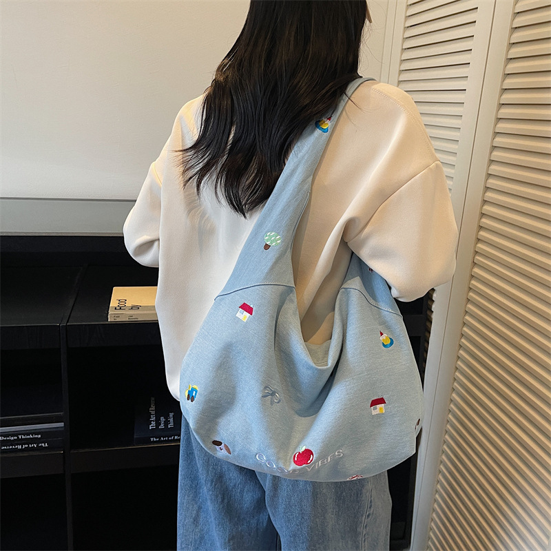 Large-capacity class canvas bag for women's literary commuter zipper bag crossbody bag versatile embroidered denim tote bag