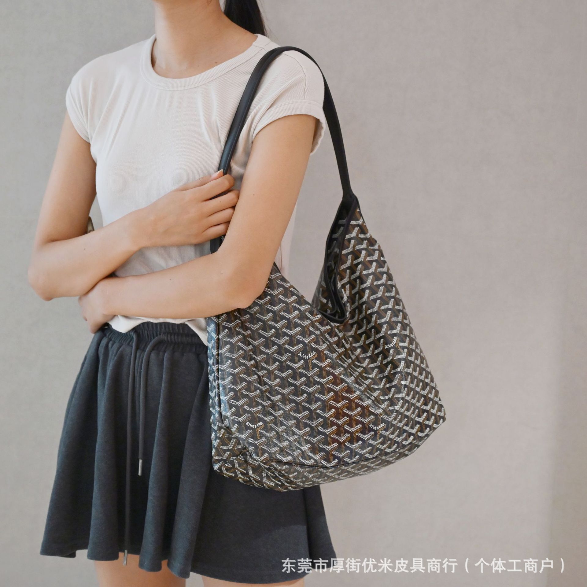 Youmi Leather Goods Co., Ltd. imported first-layer pebbled cowhide hobo underarm bag mother bag